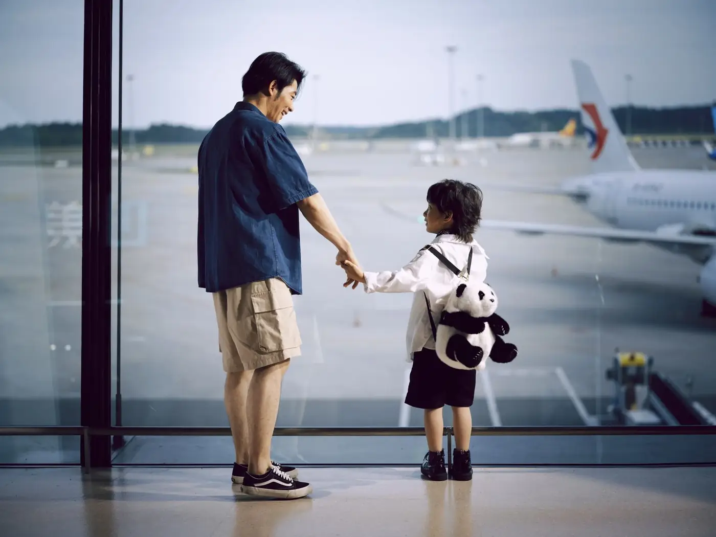 Child Travel Consent Form in the UAE 2 A parent and child at an airport window before a flight